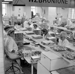 Fabryka czekolady przy produkcji swoich produktów zatrudniała setki ludzi, fot. CYRYL/ Stanisław Wiktor 