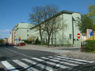 Dzisiejszą formę architektoniczną szkoła zyskała po II wojnie światowej. Fot. Wikimedia Commons, Radomil