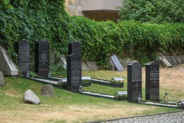Utworzone na kamienicznym podwórzu miejsce pamięci zostało zaaranżowane w formie symbolicznego cmentarzyka. Fot. Ł. Gdak
